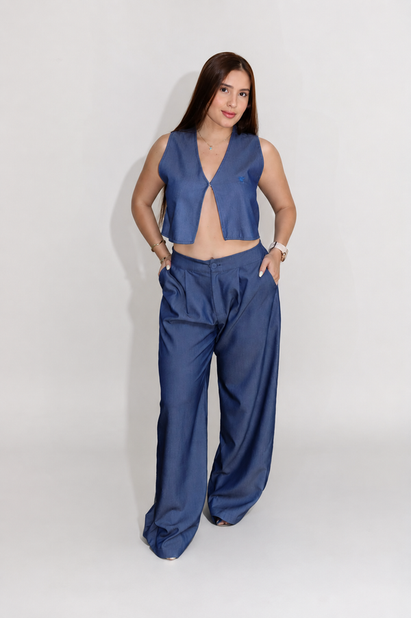 Pantalón bota ancha, tela fluida, chaleco. 